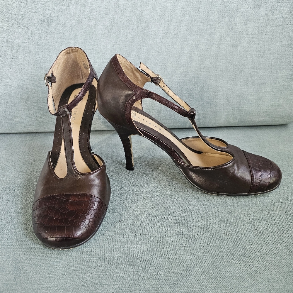 Round Toe T-Strap Stiletto Croc detail